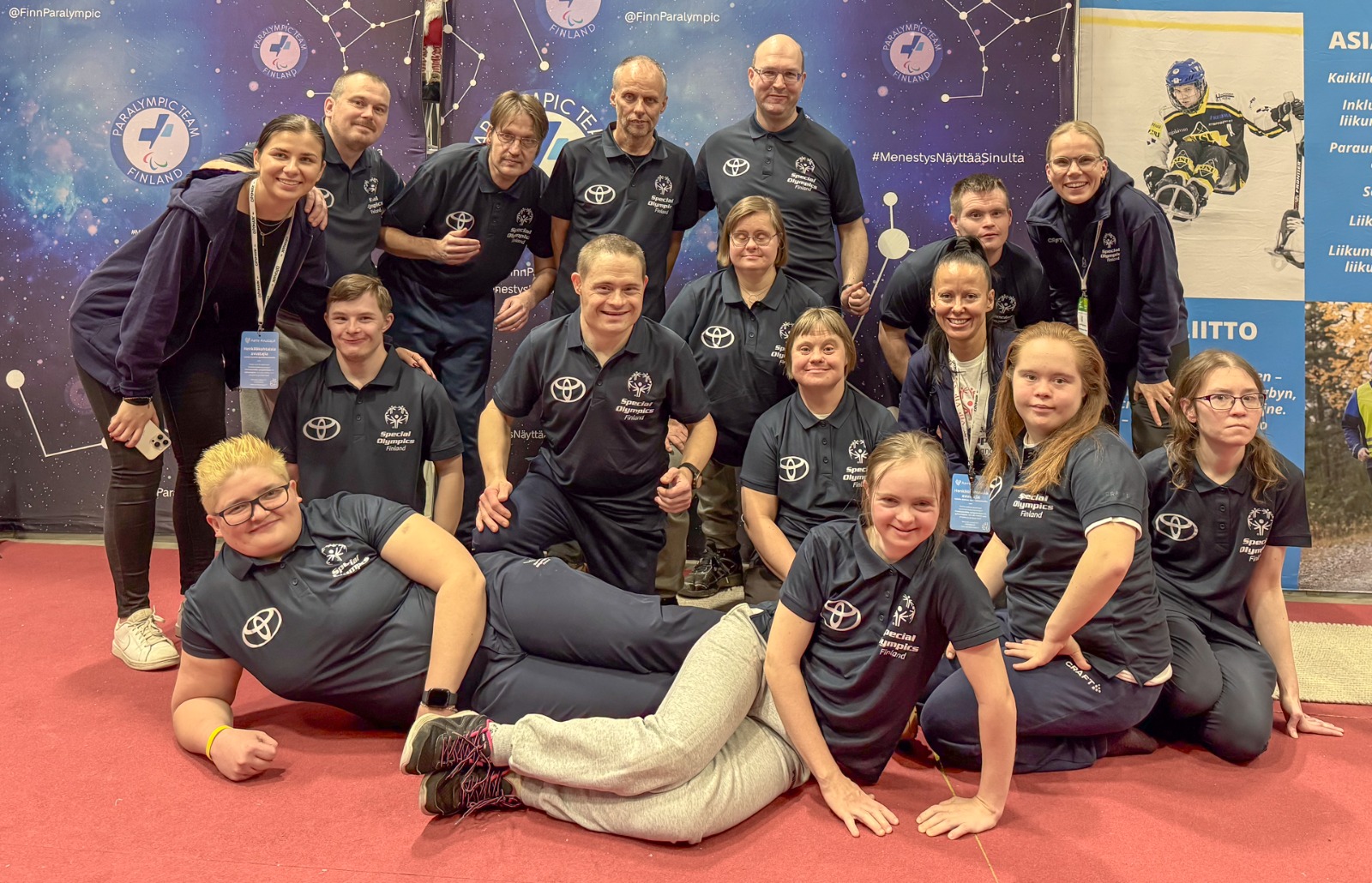 Athlete Leader -urheilijat iloisessa yhteiskuvassa Liikuntamaa-tapahtumassa.